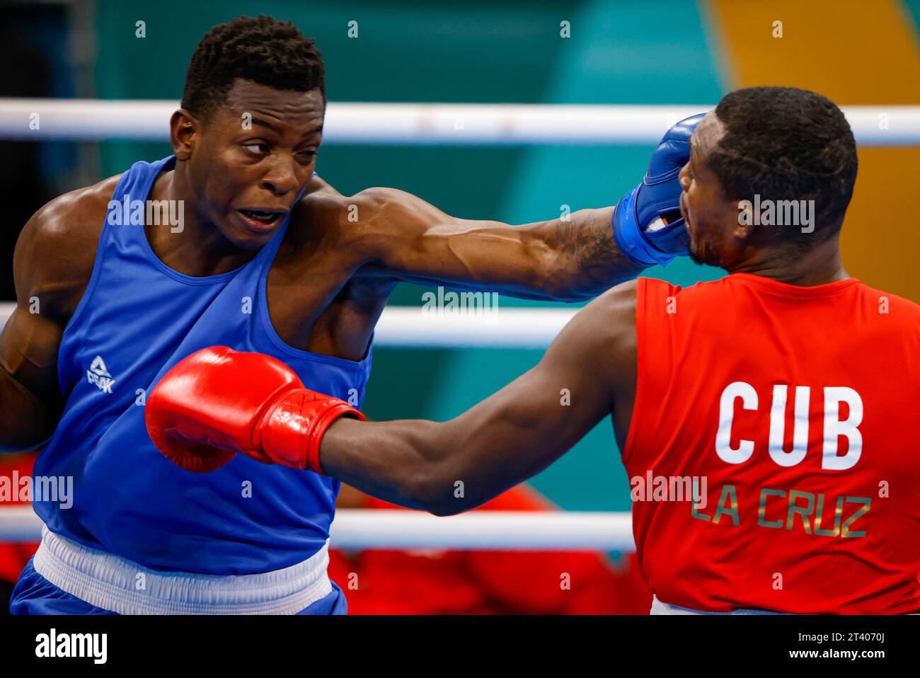 Santiago, Cile. 27 ottobre 2023. IL brasiliano MACHADO Keno Marley (blu) e il cubano LA CRUZ PERAZA Julio César (rosso) gareggiano per la medaglia d'oro nella boxe maschile sotto i 92 kg durante i Giochi panamericani di Santiago, Cile, questo venerdì 27 ottobre 2023. Crediti: Rodolfo Buhrer/la Imagem/FotoArena/Alamy Live News Foto Stock