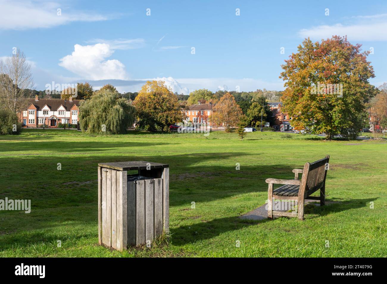 Vista di Hartley Wintney Common e del villaggio in autunno, Hampshire, Inghilterra, Regno Unito Foto Stock