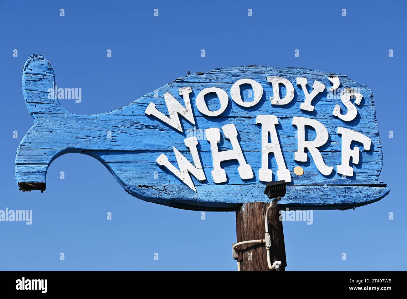 NEWPORT BEACH, CALIFORNIA - 26 ottobre 2023: Insegna al Woodys Wharf Seafood Restaurant di Newport Beach. Foto Stock