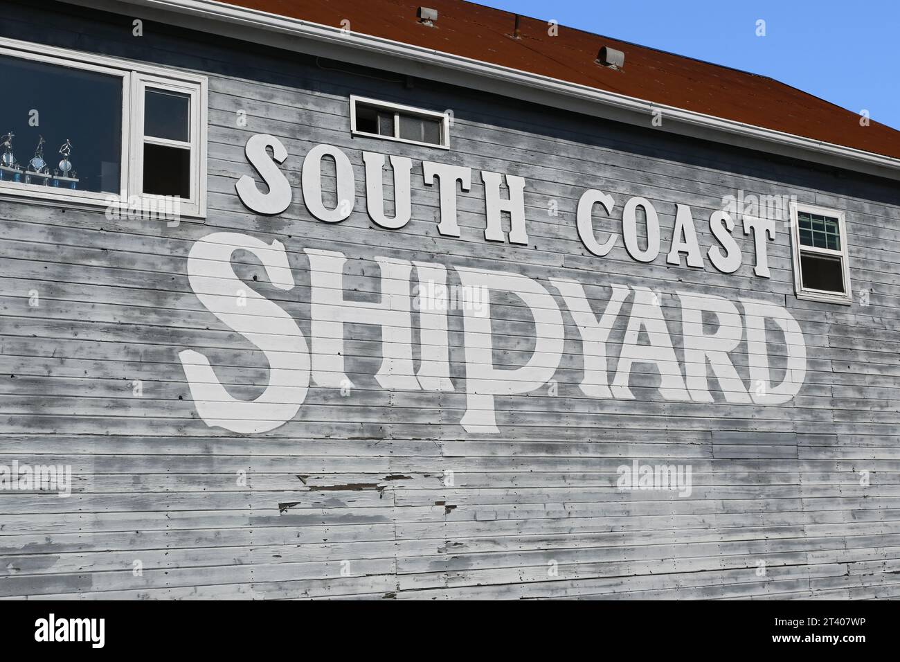 NEWPORT BEACH, CALIFORNIA - 26 ottobre 2023: Cartello South Coast Shipyard sulla struttura a servizio completo che fornisce riparazioni e assistenza per vele e motovele Foto Stock