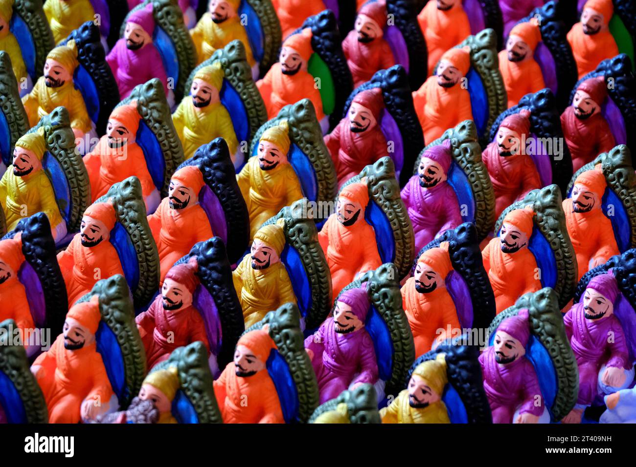 I ceramisti tradizionali fanno repliche di Chhatrapati Shivaji Maharaj, Mavale (soldati), cannoni e animali, i bambini fanno repliche di vari forti su t Foto Stock
