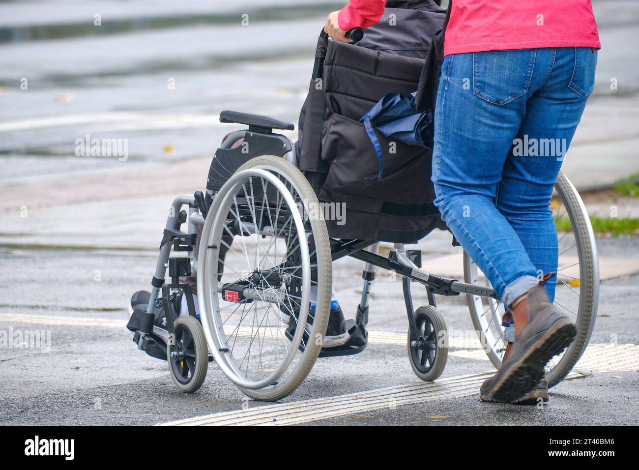 Düsseldorf 27.10.2023 Rollstuhl Vermeiren Bürgergeld Senioren Altersarmut Bevölkerungsdurchschnitt Diversität Diversity demografische Entwicklung demografie Bevölkerungsdemografie Rentner Rentenbescheid Rentenerhöhung Grundrente Düsseldorf Nordrhein-Westfalen Deutschland *** Dusseldorf 27 10 2023 sedia a rotelle Vermeiren cittadino denaro anziani povertà di vecchiaia diversità della popolazione sviluppo demografia demografia demografia demografia demografia demografia demografia pensionato avviso di pensione di pensione di base Dusseldorf Nord Renania-Vestfalia Germania credito: Imago/Alamy Live News Foto Stock