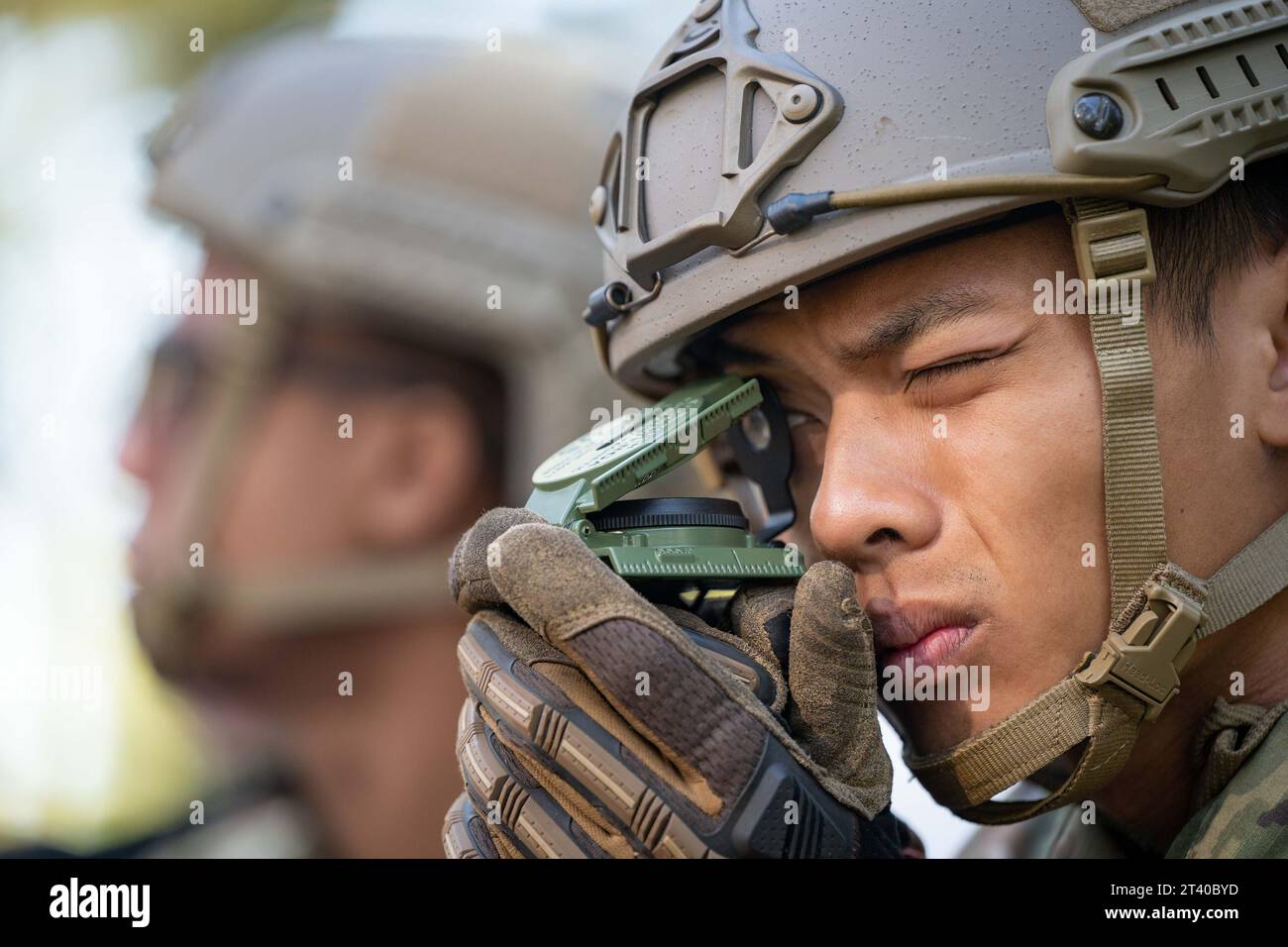 20 settembre 2023 - Shaw Air Force base, South Carolina, Stati Uniti - U.S. Air Force Senior Airman Anthony Tecson, 20th Civil Engineer Squadron specializzato in pavimentazioni e attrezzature pesanti, utilizza una bussola per tracciare i punti di riferimento mentre apprende le abilità di spedizione durante l'addestramento Multi-Capable Airman presso Shaw Air Force base, S.C., 17 ottobre, 2023. Gli avieri furono addestrati e valutati sulle tecniche di combattimento sul campo, la cura delle vittime del combattimento tattico, il movimento di combattimento e varie altre abilità di spedizione per espandere le loro conoscenze oltre i loro compiti primari, preparando meglio il 20th Fighter Wing per l'Agile Combat Employm Foto Stock