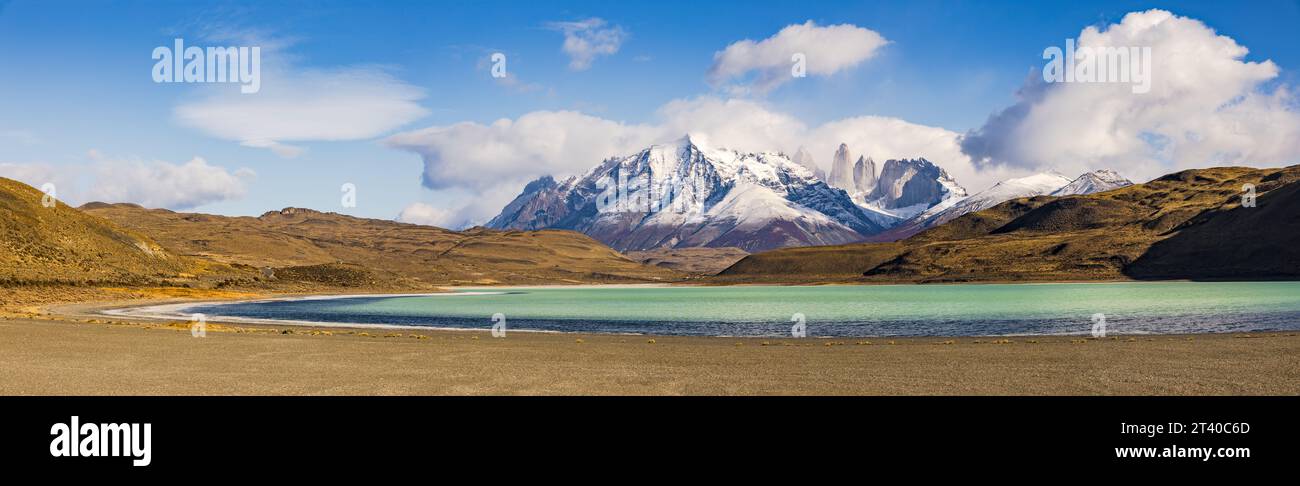 Panorama a schermo ampio con le torri di roccia appuntite nel massiccio delle Torres del Paine, simbolo del parco nazionale, Laguna Azul, Cile, Patag Foto Stock