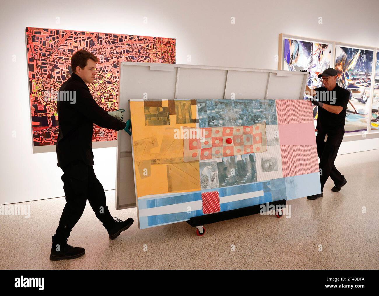 New York, Stati Uniti. 27 ottobre 2023. I lavoratori spostano l'arte mentre si preparano per l'anteprima stampa Fall Marquee Week 20/21 al Christie's di venerdì 27 ottobre 2023 a New York City. Foto di John Angelillo/UPI Credit: UPI/Alamy Live News Foto Stock