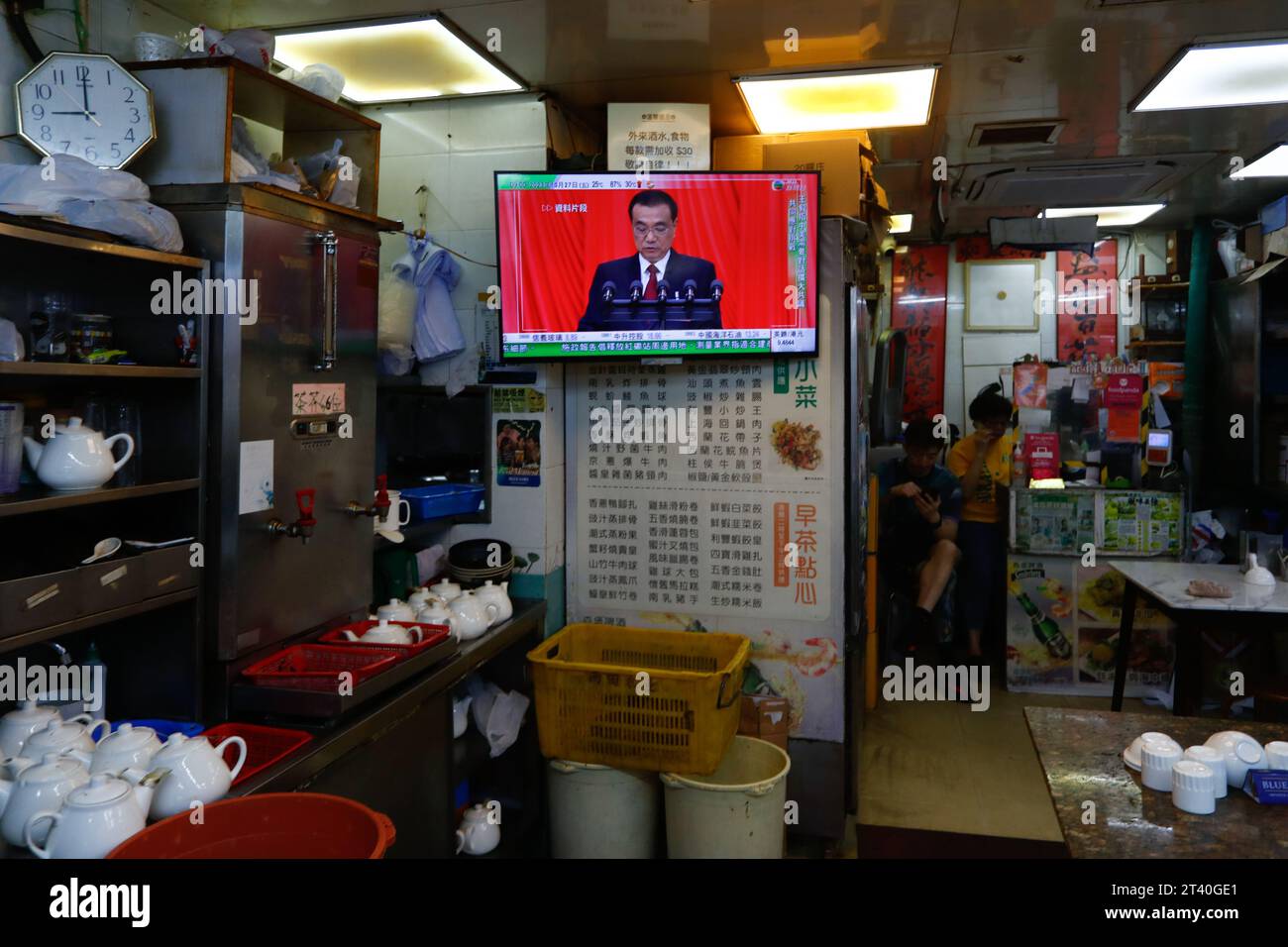 Hong Kong, Cina. 27 ottobre 2023. Un notiziario televisivo locale sulla morte dell'ex Premier cinese li Keqiang viene trasmesso, dopo che è morto per arresto cardiaco improvviso venerdì. La sua morte è avvenuta pochi giorni dopo che il presidente cinese Xi Jinping ha rimosso dall'incarico alti funzionari, tra le turbolenze politiche in Cina. (Immagine di credito: © Daniel Ceng Shou-Yi/ZUMA Press Wire) SOLO USO EDITORIALE! Non per USO commerciale! Foto Stock