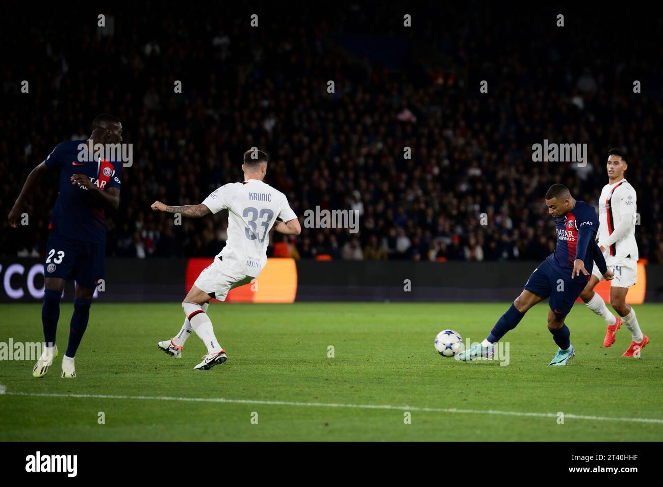 Kylian Mbappe del Paris Saint-Germain FC tiri durante la partita di UEFA Champions League tra il Paris Saint-Germain FC e l'AC Milan. Foto Stock