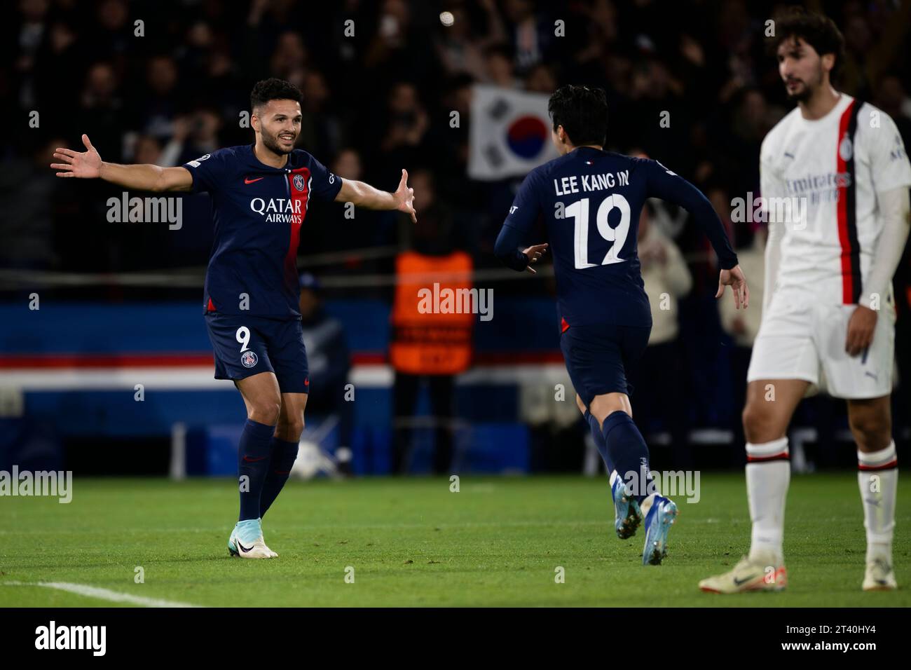 Lee Kang-in del Paris Saint-Germain FC festeggia con Goncalo Ramos del Paris Saint-Germain FC dopo aver segnato un gol durante la partita di UEFA Champions League tra il Paris Saint-Germain FC e l'AC Milan. Foto Stock