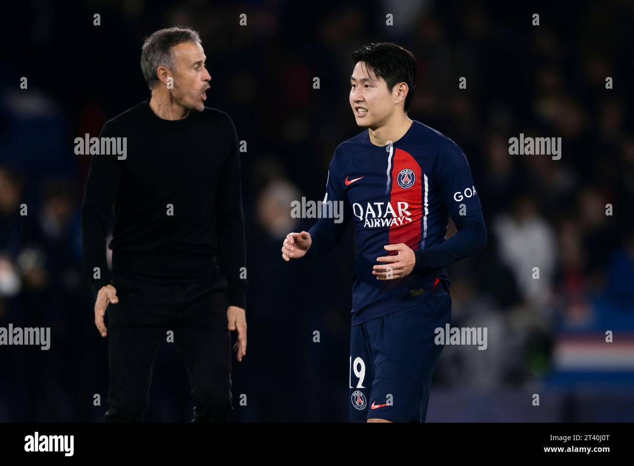 Lee Kang-in del Paris Saint-Germain FC e Luis Enrique, capo allenatore del Paris Saint-Germain FC, reagiscono alla fine della partita di UEFA Champions League tra il Paris Saint-Germain FC e il Milan. Foto Stock