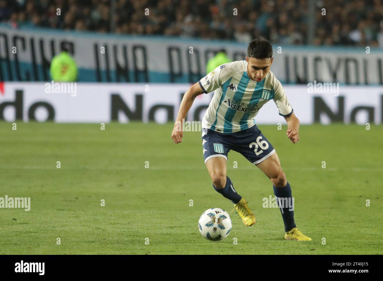 Avellaneda, Argentina, 24 ottobre 2023. Axel Ojeda del Racing Club dribbling con la palla durante la partita tra Racing Club e Boca Juniors. CR Foto Stock