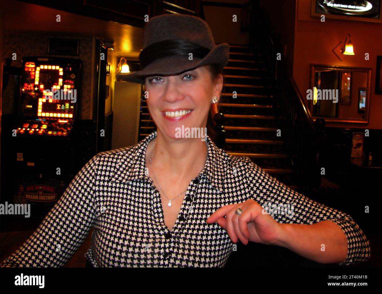 Donna elegante posa in un pub inglese Foto Stock