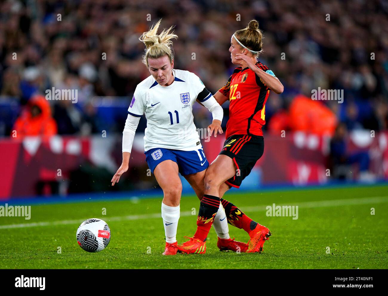 L'Inghilterra Lauren Hemp (a sinistra) e la belga Laura Deloose combattono per il pallone durante la partita UEFA Women's Nations League Group A1 al King Power Stadium di Leicester. Data immagine: Venerdì 27 ottobre 2023. Foto Stock