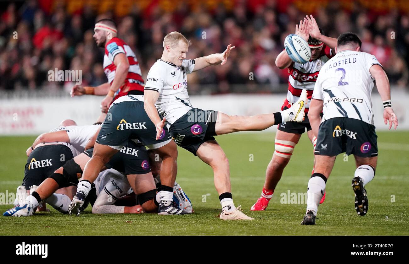Il Saracens' Aled Davies prende il calcio durante la Gallagher Premiership Match al Kingsholm Stadium, Gloucester. Data immagine: Venerdì 27 ottobre 2023. Foto Stock