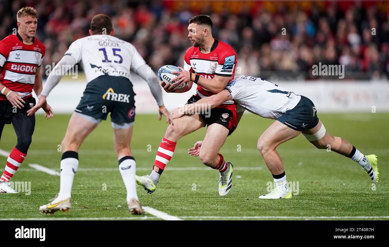 Jake Morris di Gloucester viene placcato durante il Gallagher Premiership Match al Kingsholm Stadium di Gloucester. Data immagine: Venerdì 27 ottobre 2023. Foto Stock