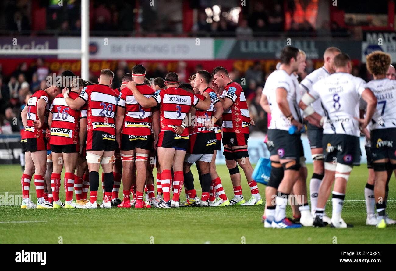 Gloucester forma un huddle durante la Gallagher Premiership Match al Kingsholm Stadium di Gloucester. Data immagine: Venerdì 27 ottobre 2023. Foto Stock