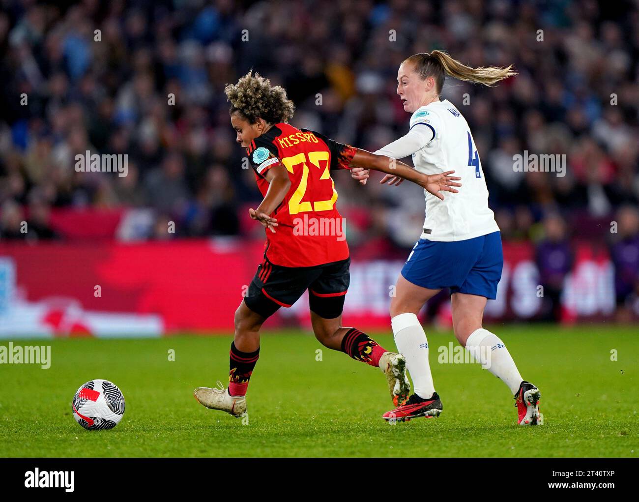 La belga Kassandra Missipo (a sinistra) e l'inglese Keira Walsh si battono per il pallone durante la partita del gruppo A1 della UEFA Women's Nations League al King Power Stadium di Leicester. Data immagine: Venerdì 27 ottobre 2023. Foto Stock