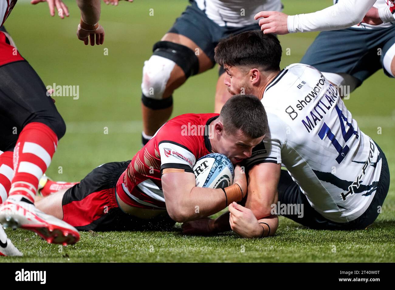 Seb Atkinson di Gloucester viene affrontato da Sean Maitland dei Saracens durante il Gallagher Premiership Match al Kingsholm Stadium di Gloucester. Data immagine: Venerdì 27 ottobre 2023. Foto Stock