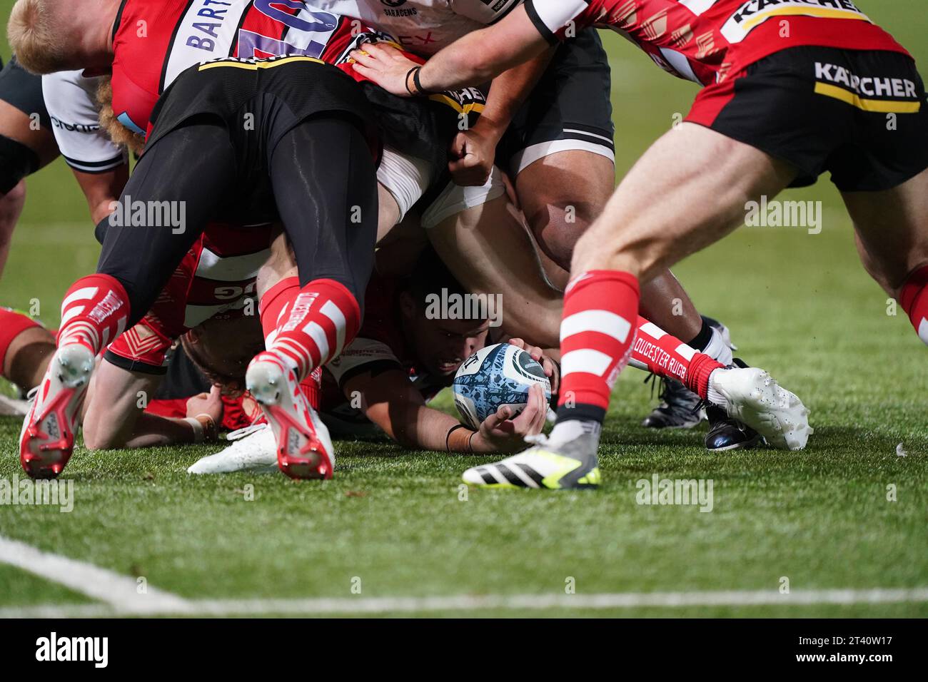 Seb Atkinson di Gloucester viene affrontato da Sean Maitland dei Saracens durante il Gallagher Premiership Match al Kingsholm Stadium di Gloucester. Data immagine: Venerdì 27 ottobre 2023. Foto Stock