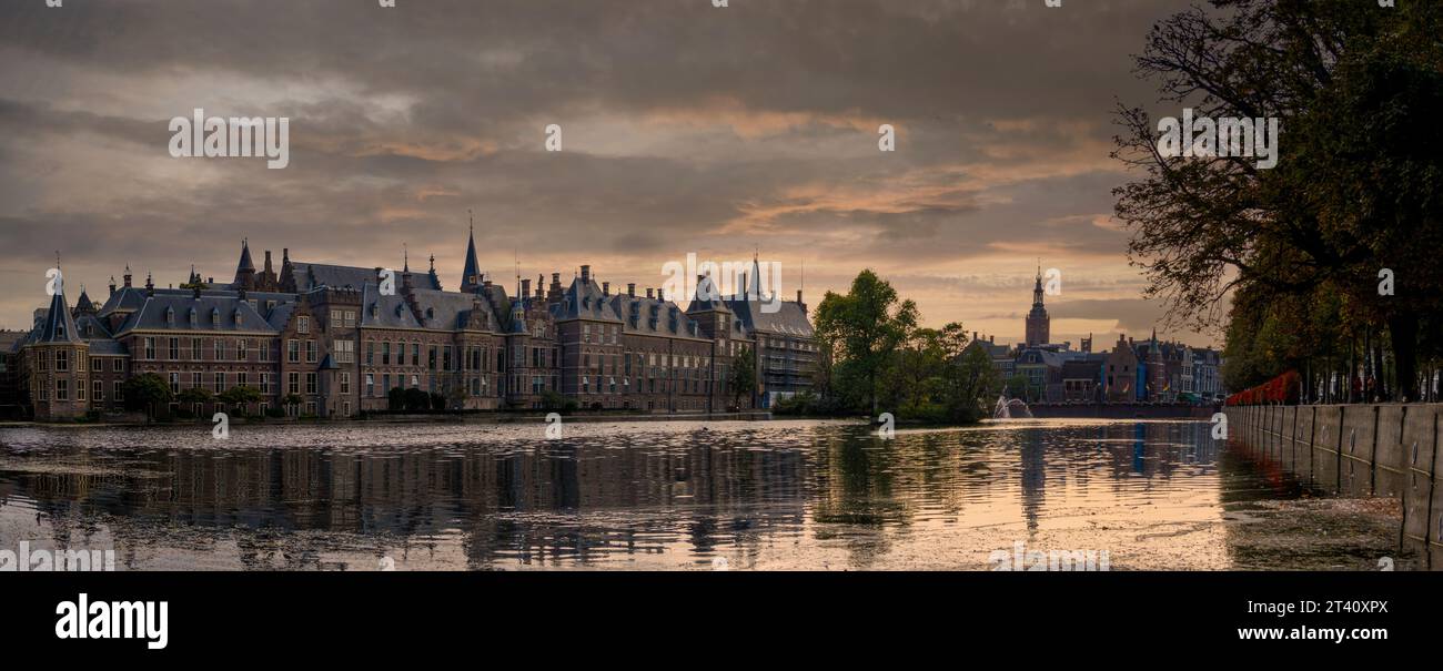 Palazzo Binnenhof a l'Aia accanto al canale Hohvijfer. Paesi Bassi - edifici del Parlamento olandese. Foto Stock