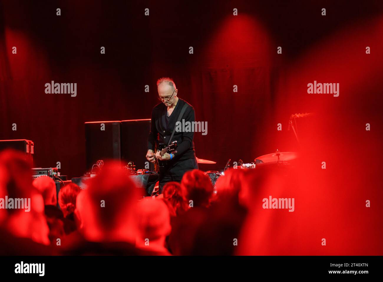 RIGA, Lettonia. 27 ottobre 2023. Il chitarrista americano Norman Westberg si esibisce come gruppo di apertura prima di SWANS. Crediti: Gints Ivuskans/Alamy Live News Foto Stock