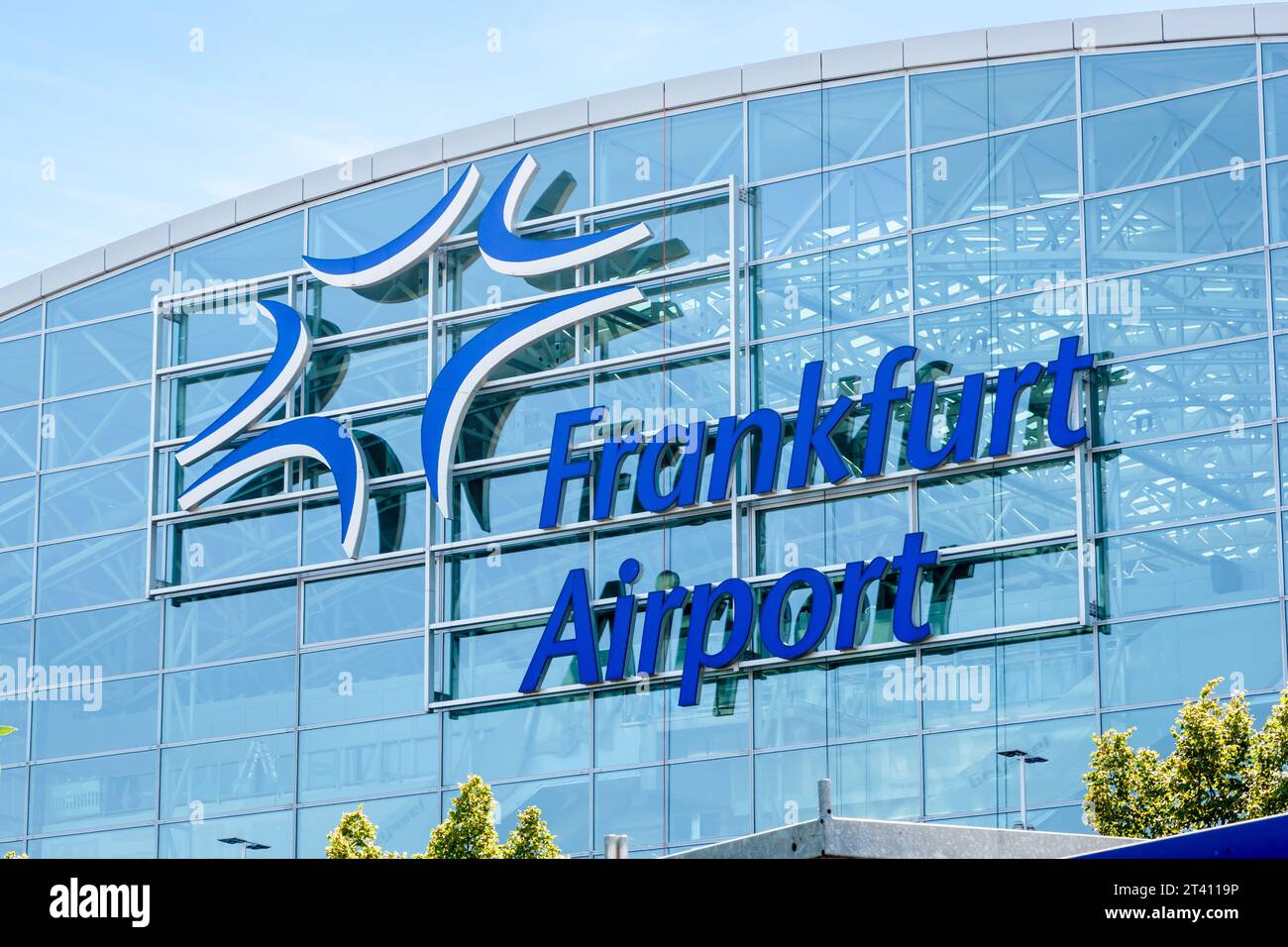 Vista ravvicinata del grande cartello e del logo dell'aeroporto di Francoforte esposto sulla facciata in vetro dell'edificio del Terminal 2 in una soleggiata giornata estiva. Foto Stock