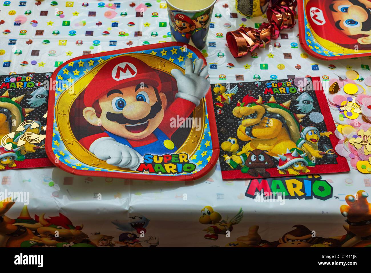 Splendida vista del set da tavolo con decorazioni a tema Mario, preparate per la festa dei bambini. Foto Stock