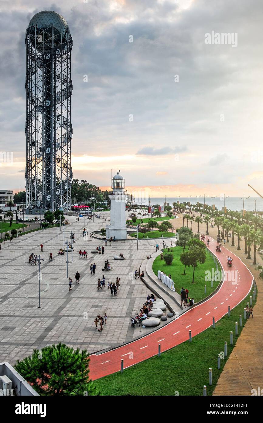 Vista dall'alto del vecchio faro di Pitsunda nel Miracle Park. Gente che cammina lungo l'argine. Foto Stock