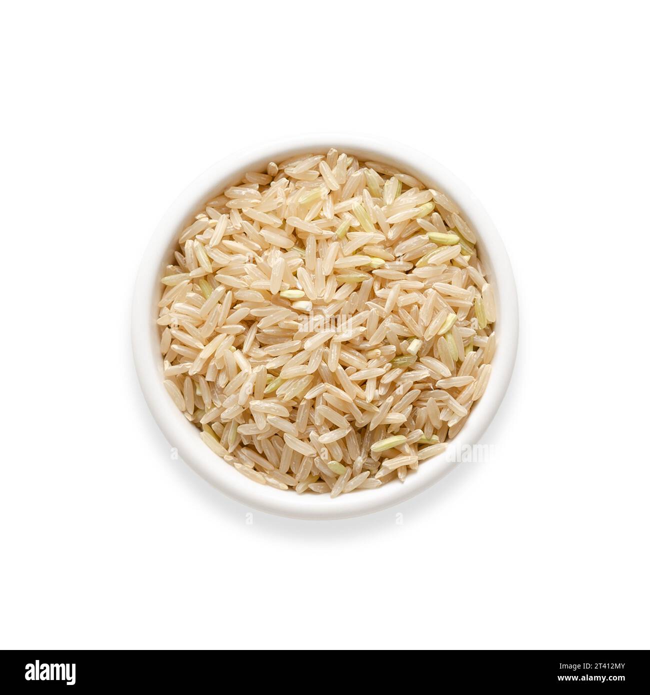 Riso intero in un recipiente bianco su sfondo bianco. Formato quadrato. Vista dall'alto. Foto Stock