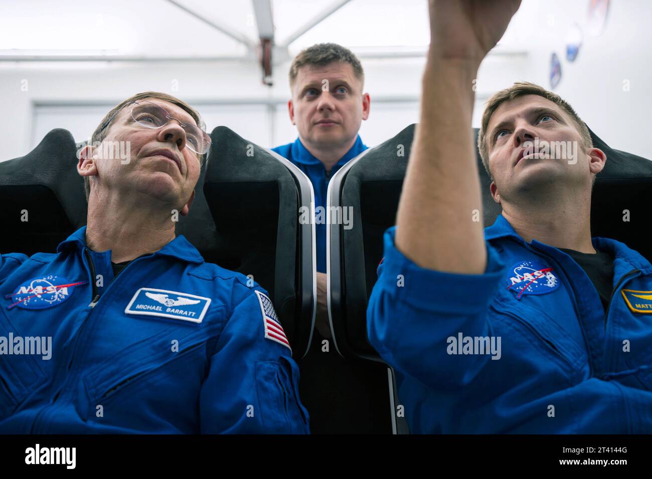 Hawthorne, California, USA. 15 ottobre 2023. I quattro membri dell'equipaggio dello SpaceX MICHAEL BARRATT, entrambi NASA; ALEXANDER GREBENKIN di Roscosmos; e MATTHEW DOMINICK della NASA durante una sessione di addestramento presso il quartier generale dello SpaceX a Hawthorne, California. Credito: SpaceX/ZUMA Press Wire/ZUMAPRESS.com/Alamy Live News Foto Stock