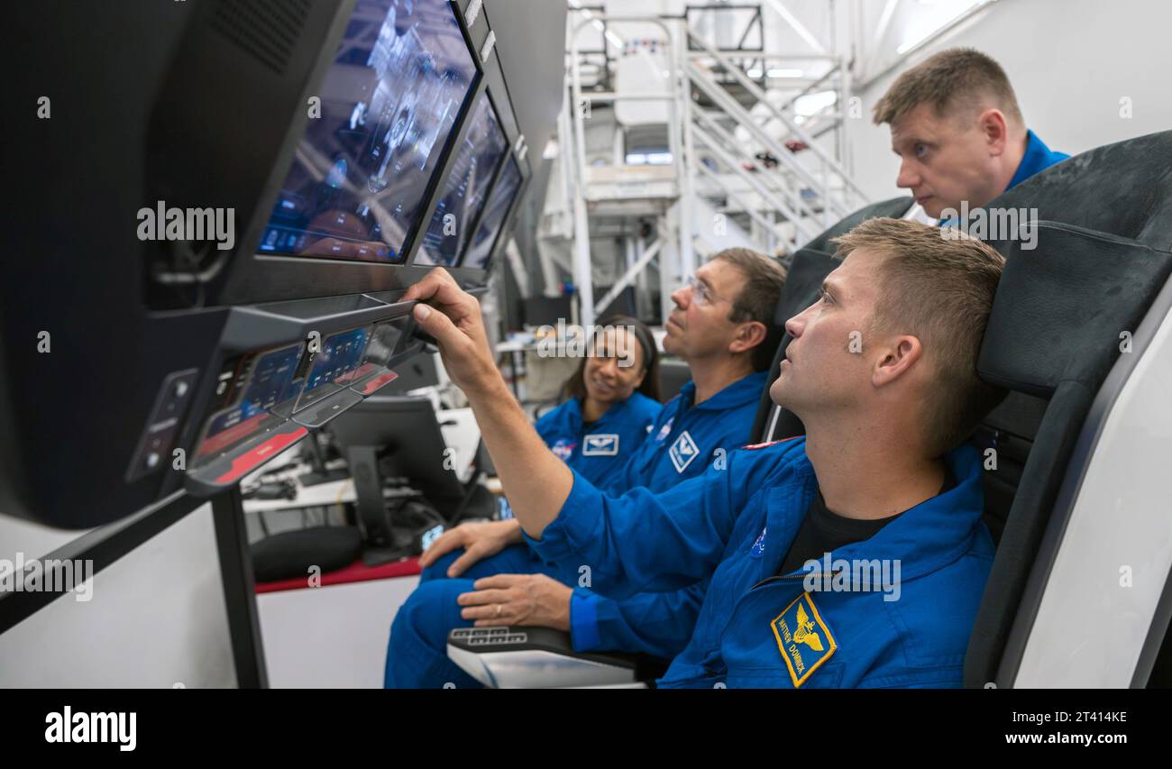 Hawthorne, California, USA. 15 ottobre 2023. I quattro membri dell'equipaggio dello SpaceX Jeanette Epps e Michael Barratt, entrambi astronauti della NASA; Alexander Grebenkin di Roscosmos; e Matthew Dominick della NASA durante una sessione di addestramento presso il quartier generale dello SpaceX a Hawthorne, California. Credito: SpaceX/ZUMA Press Wire/ZUMAPRESS.com/Alamy Live News Foto Stock