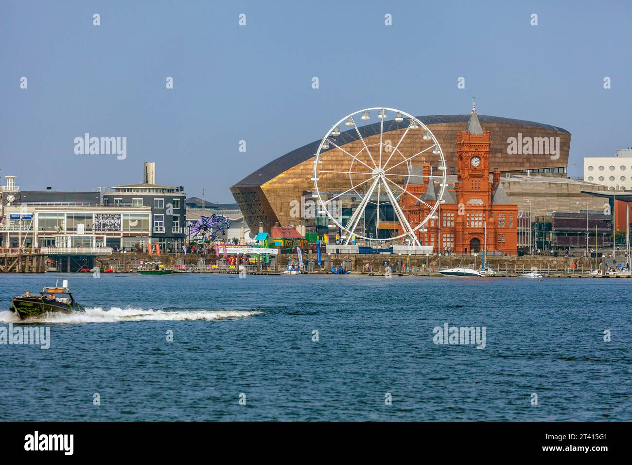 Cardiff Bay, tra cui il Cardfiff Eye, il Wales Millennium Centre, il Pierhead Building e il Senedd, Galles del Sud Foto Stock