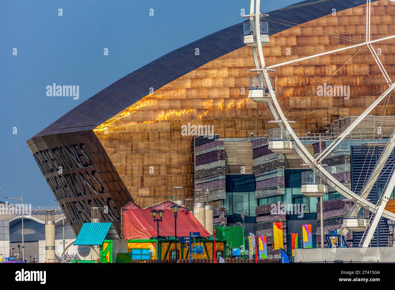 Dettaglio del Millennium Centre e del Cardiff Eye, Cardiff Bay, Galles Foto Stock