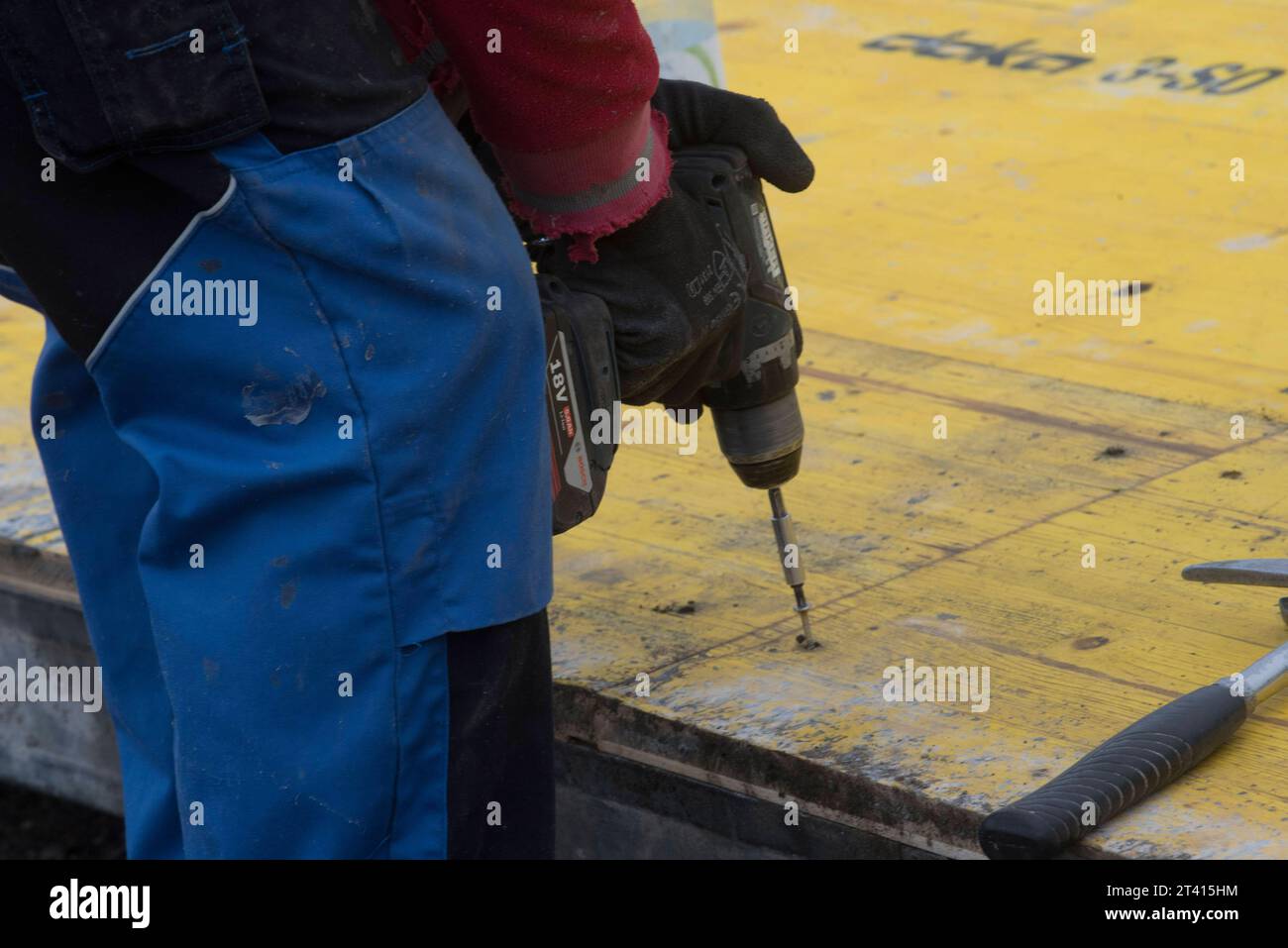 Formwork Doka sul lato costruzione Formwork Doka colorato giallo sul lato costruzione credito: Imago/Alamy Live News Foto Stock