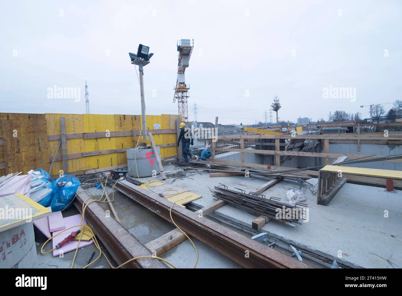 Formwork Doka sul lato costruzione Formwork Doka colorato giallo sul lato costruzione credito: Imago/Alamy Live News Foto Stock