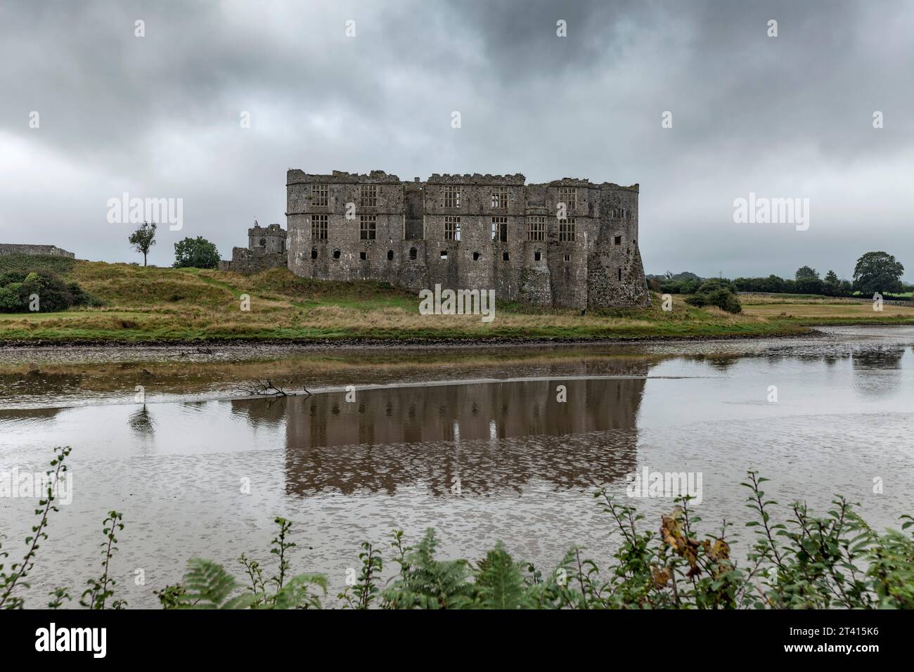 Carew Castle, riflesso nel fiume Carew, Pembrokeshire, Galles meridionale Foto Stock