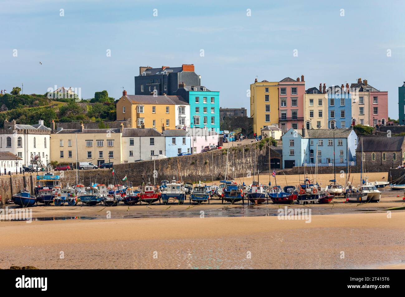 Barche da pesca ed edifici colorati nella località balneare di Tenby, nel Pembrokeshire, Galles Foto Stock