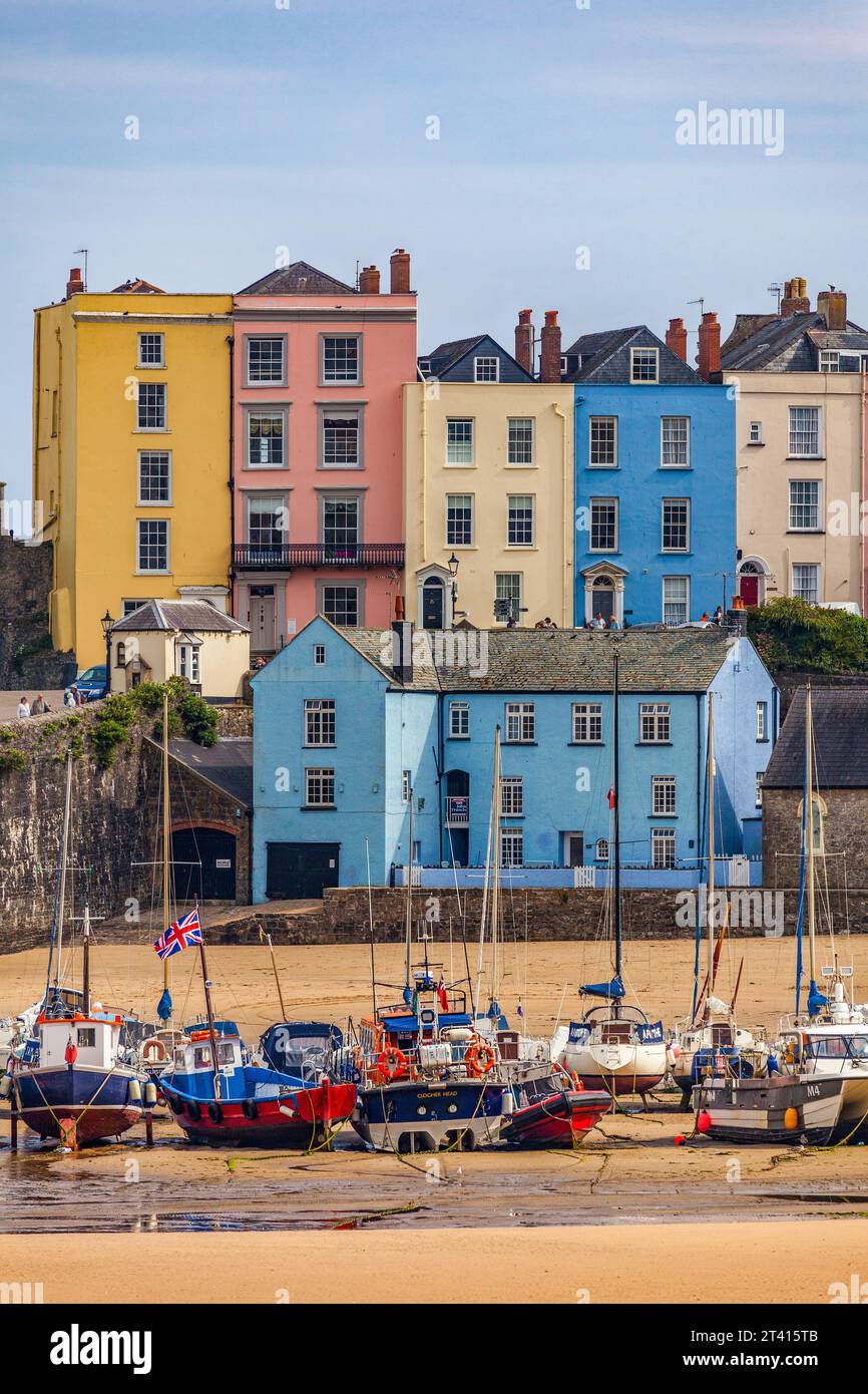 Barche da pesca ed edifici colorati nella località balneare di Tenby, nel Pembrokeshire, Galles Foto Stock