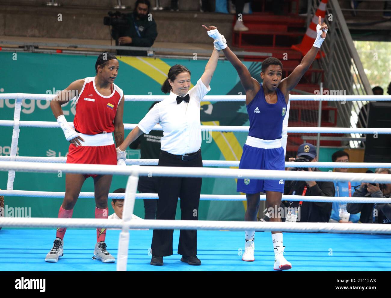 Santiago, Cile, USA. 27 ottobre 2023. SANTIAGO (CHL), 10/27/2023 - FINALE/PUGILATO/DONNE/57KG/ORO - finale di pugilato femminile sotto i 57kg per la medaglia d'oro 156 tra il brasiliano Cerqueira Romeu Jucielen e il colombiano Arboleda Mendoza Valeria al Centro di allenamento Olimpico durante i Giochi panamericani del 2023 a Santiago, Cile. Il Brasile ha vinto l'oro. (Immagine di credito: © Niyi Fote/TheNEWS2 via ZUMA Press Wire) SOLO USO EDITORIALE! Non per USO commerciale! Foto Stock