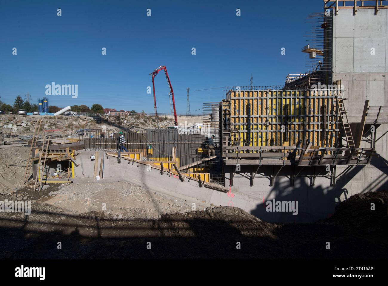 Formwork Doka sul lato costruzione Formwork Doka colorato giallo sul lato costruzione credito: Imago/Alamy Live News Foto Stock