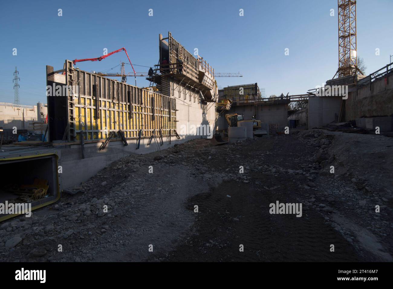 Formwork Doka sul lato costruzione Formwork Doka colorato giallo sul lato costruzione credito: Imago/Alamy Live News Foto Stock