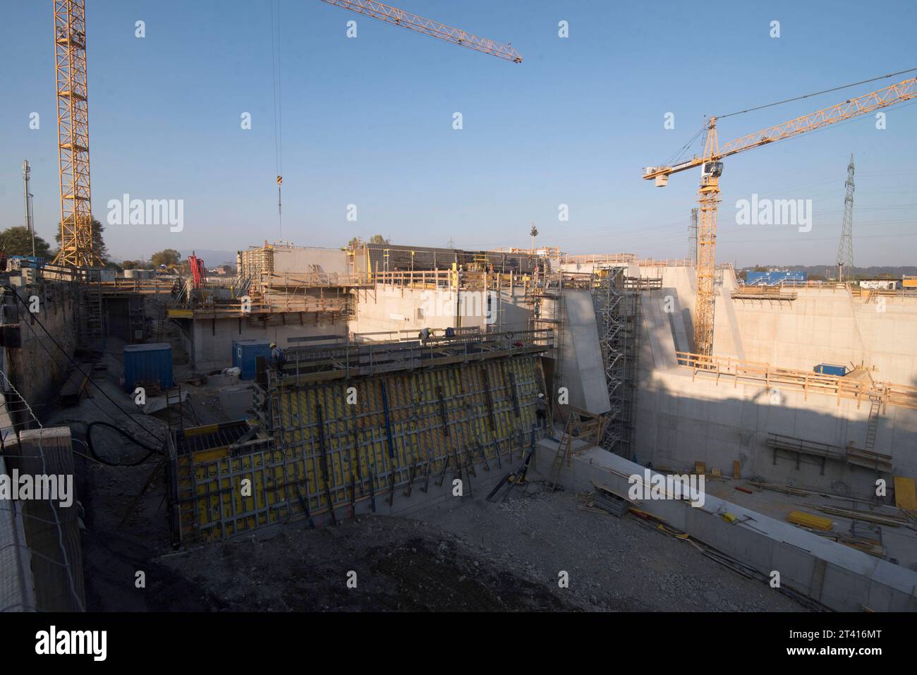 Formwork Doka sul lato costruzione Formwork Doka colorato giallo sul lato costruzione credito: Imago/Alamy Live News Foto Stock