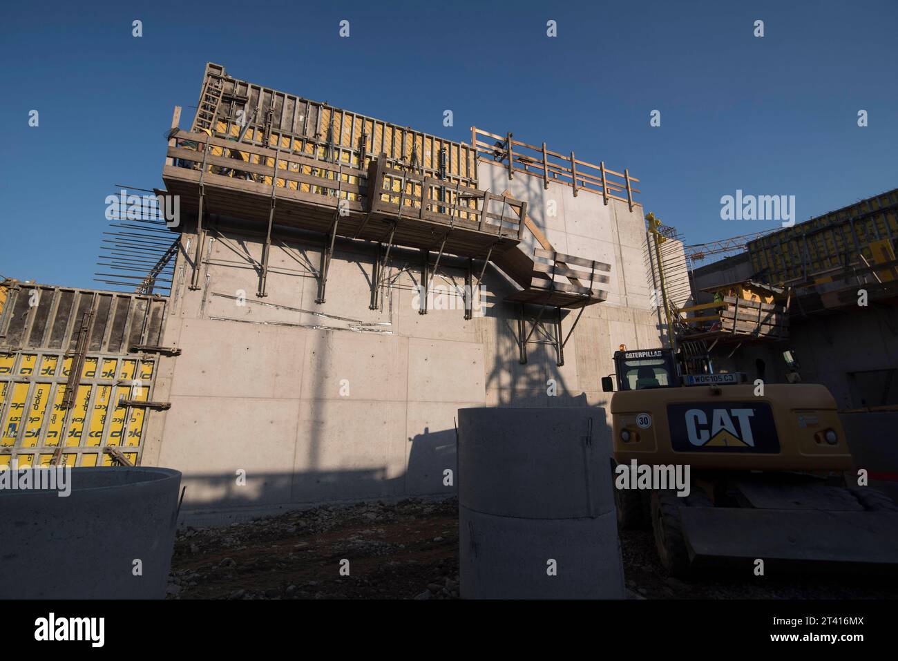 Formwork Doka sul lato costruzione Formwork Doka colorato giallo sul lato costruzione credito: Imago/Alamy Live News Foto Stock