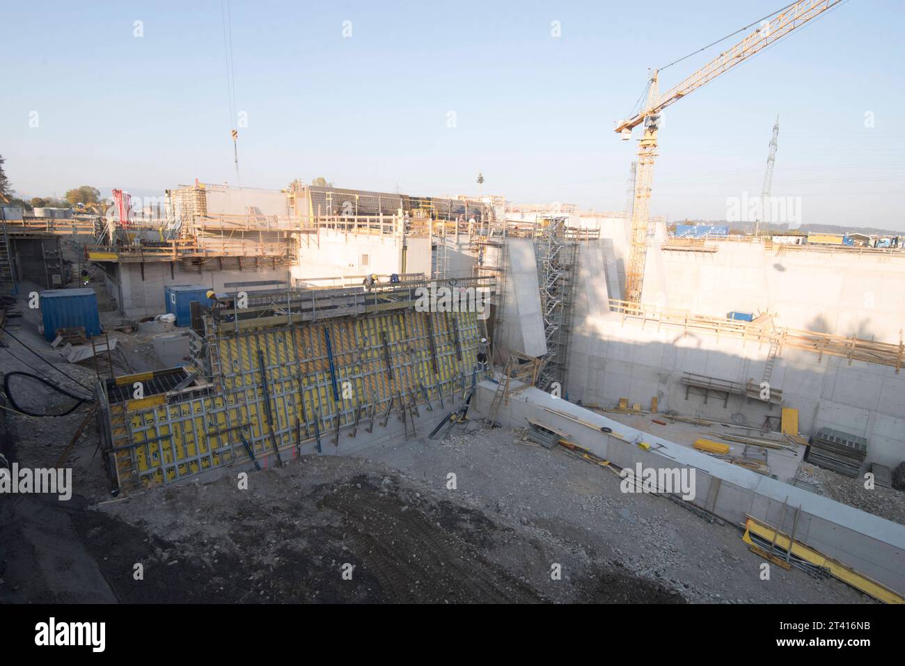 Formwork Doka sul lato costruzione Formwork Doka colorato giallo sul lato costruzione credito: Imago/Alamy Live News Foto Stock