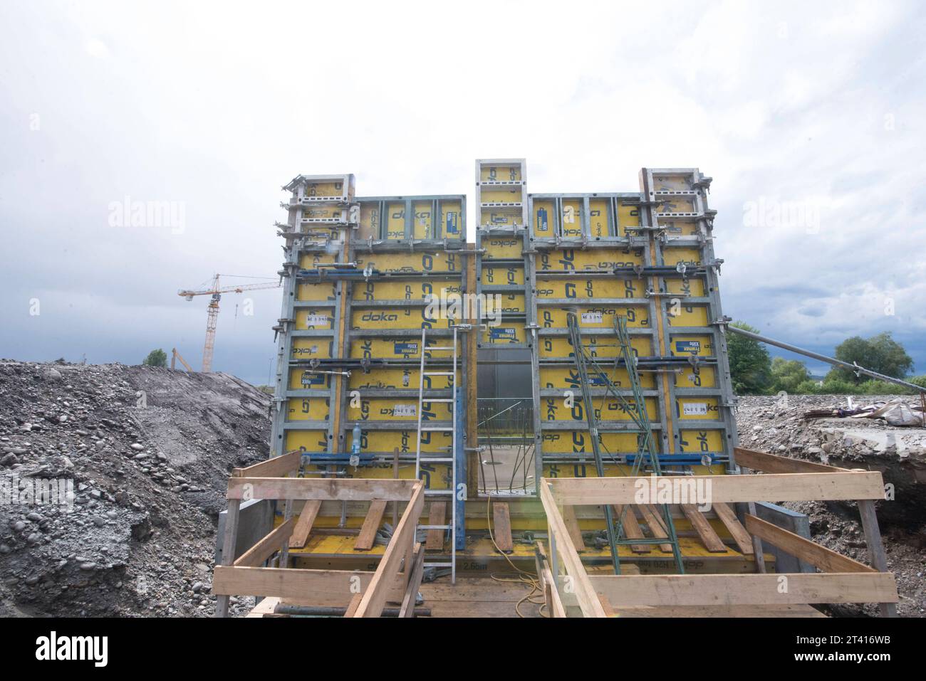 Formwork Doka sul lato costruzione Formwork Doka colorato giallo sul lato costruzione credito: Imago/Alamy Live News Foto Stock