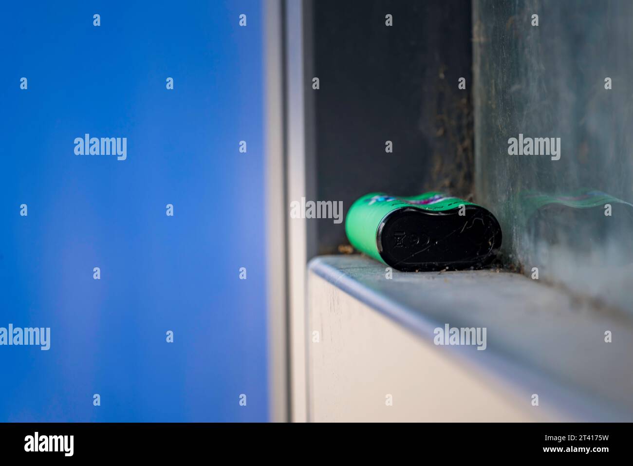 Uno svapo usa e getta vuoto, seduto su una finestra di una fermata dell'autobus a Sydney, Australia. Il Melon Ice IGET Bar contiene il 5% di nicotina Foto Stock