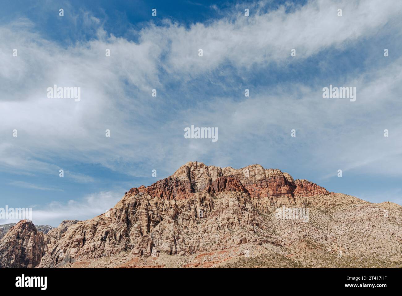 Nuvola bianca nel cielo blu sopra la Red Rock Canyon National Conservation area in Nevada, Stati Uniti. Foto Stock