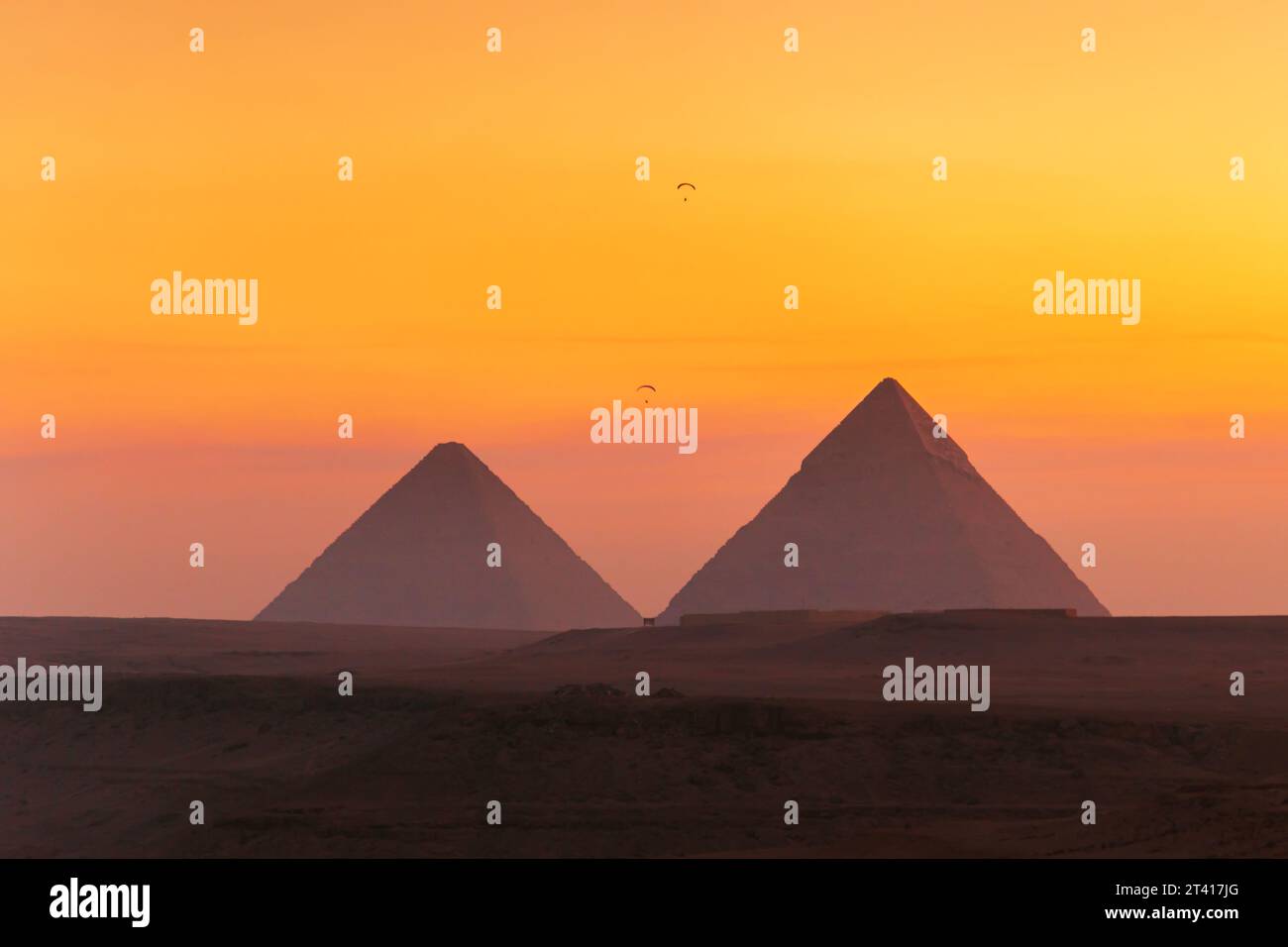 Le grandi Piramidi d'Egitto all'alba. Paesaggio desertico, l'unica meraviglia sopravvissuta del mondo. Parapendio sulle piramidi. Foto Stock
