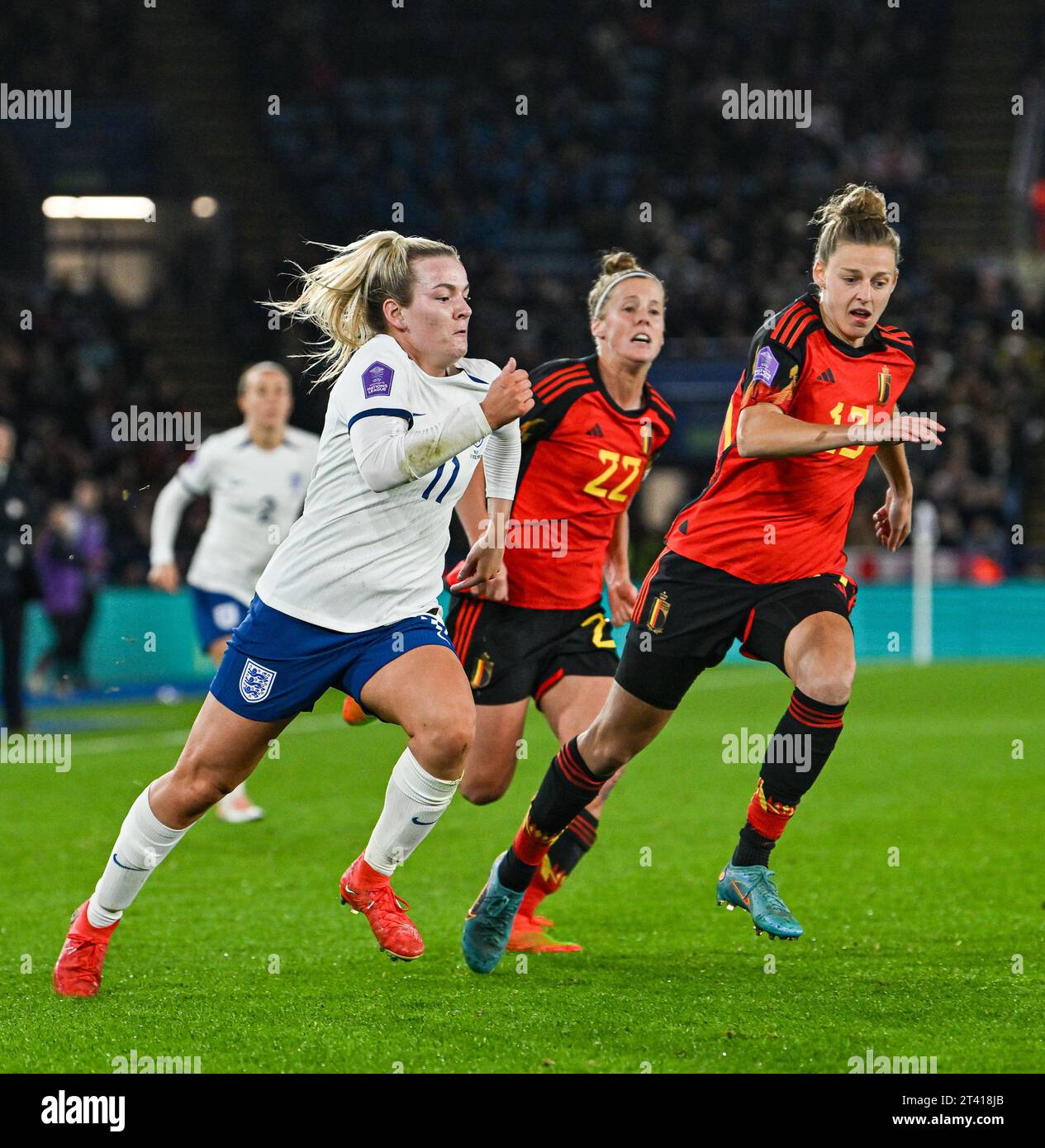 King Power Stadium, Leicester, Regno Unito. 27 ottobre 2023. Women ens Nations League International Football, Inghilterra contro Belgio; Lauren Hemp of England sembra battere Yana Daniels del Belgio al pallone credito: Action Plus Sports/Alamy Live News Foto Stock