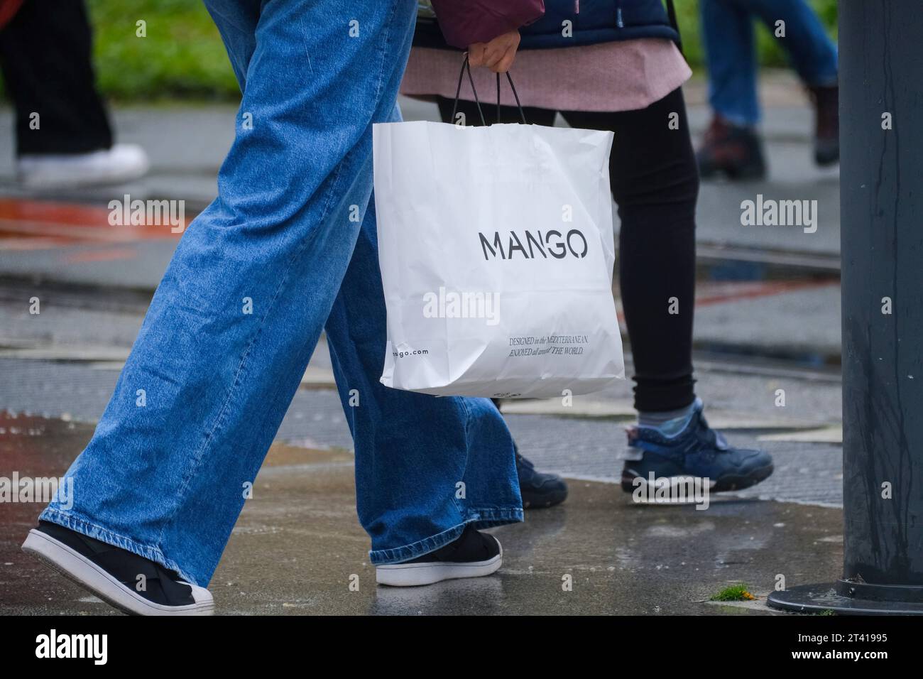 Düsseldorf 27.10.2023 Einkaufsstraße Konsumklimaindex Inflation Bürgergeld Grundeinkommen Einkaufen Geldmenge Kreditzinsen Zinsspirale Privatinsolvenz Privatkredite Einkaufstaschen Mango Wideleg Jeans Damenjeans Schlaghose Düsseldorf Nordrhein-Westfalen Deutschland *** Düsseldorf 27 10 2023 shopping Street consumer clima index inflazione moneta cittadino reddito di base shopping moneta offerta credito interessi tasso di interesse spirale private invency prestiti personali borse jeans mango jeans da donna jeans svasati pantaloni Düsseldorf Renania settentrionale/Vestfalia Germania credito: Imago/Alamy Live News Foto Stock