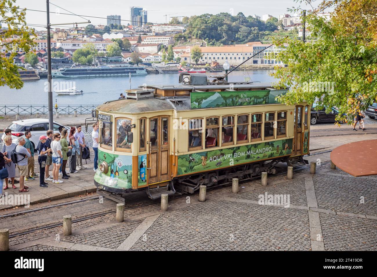 Tram d'epoca alla fermata lungo il fiume Douro a Porto, Portogallo, sulla 14 Ocotber 2023 Foto Stock